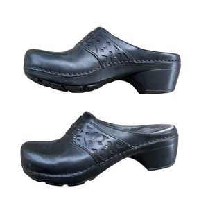 Dansko shyanne clog mules comfort
black slip on clogs size 38 | US size 7.5-8